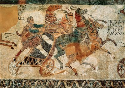 Römische Kunst: Mosaik, das einen Mann auf einem von vier Pferden gezogenen Wagen (Quadriga) während eines Rennens in einem Zirkus darstellt, ca. 4. Jahrhundert von Roman