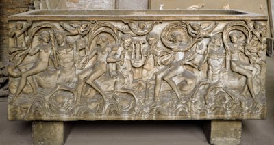 Römische Kunst: Sarkophag dekoriert mit Flachreliefs, die einen Zug von Mänaden und tanzenden und musizierenden Kentauren darstellen von Roman