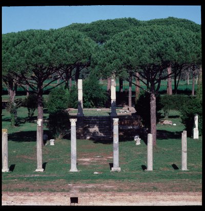 Römische Kunst: Ansicht der Ruinen des Tempels der Ceres, archäologische Stätte von Ostia von Roman