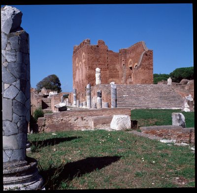 Römische Kunst: Ansicht der Ruinen des Kapitols, archäologische Stätte von Ostia von Roman
