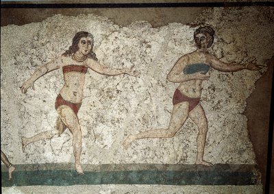 Römische Kunst: Junge Römer bei körperlichen Übungen. Sie tragen einen Lendenschurz und ein Strophium (Vorläufer des BHs). (Detail) Mosaik 315-350 n. Chr. Piazza Armerina, Villa Romana del Casale von Roman