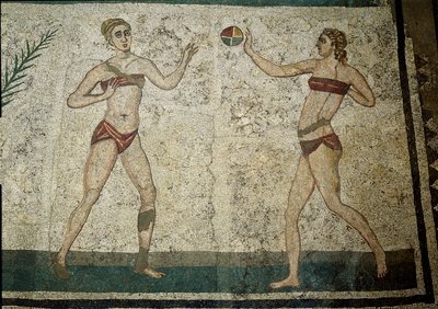 Römische Kunst: junge Frauen beim Ballspielen. Junge Römer bei körperlichen Übungen. Sie tragen einen Lendenschurz um die Nieren und ein Strophium von Roman