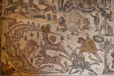 Dritter Raum der Privatwohnung, Fußbodenmosaik, Villa Romana del Casale, Piazza Armerina, Sizilien, Italien von Roman