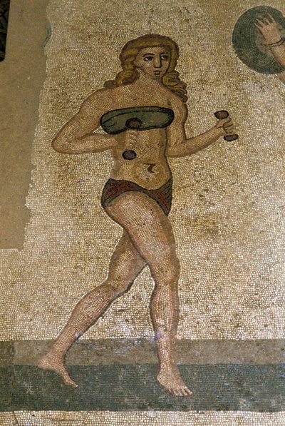 Junge Römer bei körperlichen Übungen. Sie tragen einen Lendenschurz um die Nieren und ein Strophium (Vorläufer des BHs) auf der Brust. Römisches Mosaik des 3. - 4. Jahrhunderts aus der Villa del Casale, Piazza Armerina (Sizilien). von Roman