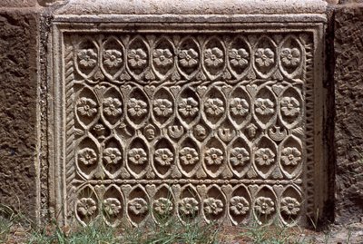 Architektonisches Fragment mit geschnitzter Dekoration, Hochimperialzeit (27 v. Chr.-395 n. Chr.) von Roman Imperial Period