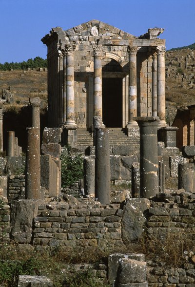 Ansicht des Tempels der Familie Septimius, Hochimperiale Periode (27 v. Chr. - 395 n. Chr.) von Roman Imperial Period