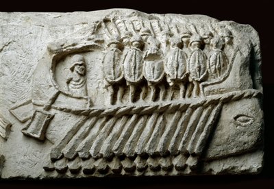 Abguss eines römischen Biremen-Kriegsschiffs mit bewaffneten Soldaten (Relief auf Fels) von Roman Roman