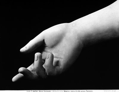 Detail der Hand der Athena Farnese von Roman Roman