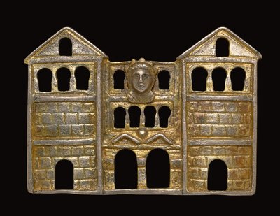 Fibel in Form eines dreistöckigen dreiteiligen Tores aus rustiziertem Mauerwerk, ca. 3. - frühes 4. Jahrhundert n. Chr. von Roman Roman