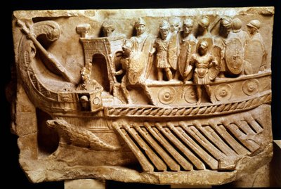 Niedriges römisches Relief, das eine Bireme darstellt. Ein Krokodil ist unter dem Bug zu sehen. Vatikan, Città del Vaticano, Monumente, Museen und päpstliche Galerien. von Roman Roman