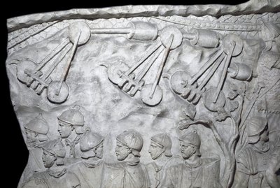 Römische Kunst: Kriegsmaschinen während des Zweiten Krieges. Abguss von 1862, der die Basreliefs der Trajanssäule in Rom reproduziert, erbaut während der Herrschaft von Kaiser Trajan (53-117). Die Trajanssäule erinnert an den siegreichen von Roman Roman