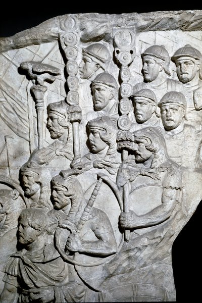 Römische Kunst: Krieger, die Vexillum (römische Banner) tragen. Abguss von 1862, der die Basreliefs der Trajanssäule in Rom reproduziert, erbaut während der Herrschaft von Kaiser Trajan (53-117). Die Trajanssäule erinnert an den Sieg von Roman Roman