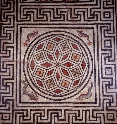 Römische Kunst: Mosaik dekoriert mit Delfinen von Roman Roman