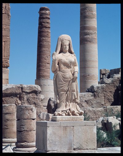 Ruinen mit einer Statue von Abu Bint Damion (1. Jahrhundert n. Chr.) von Roman Roman