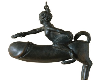 Sasamon Phallus. 1. Jh. Tier mit Brust, Beinen und Schwanz in Form einer Eichel, bestiegen von einer Frau mit Lorbeerkranz. Amulett gegen den bösen Blick. Römische Kunst. Frühes Reich. Skulptur auf Bronze. SPANIEN. KATALONIEN. BARCELONA. Barcelona. Archäol von Roman Roman