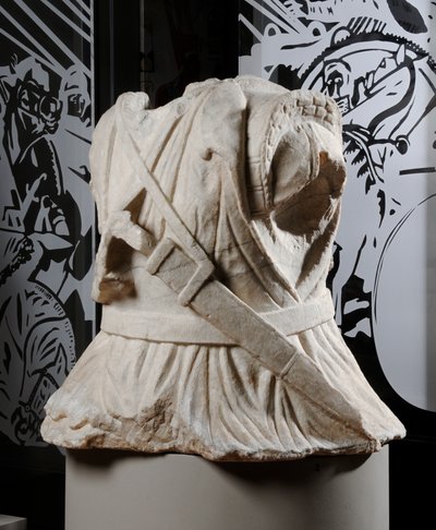 Skulptierter Torso eines Kavalleristen (Marmor) von Roman Roman