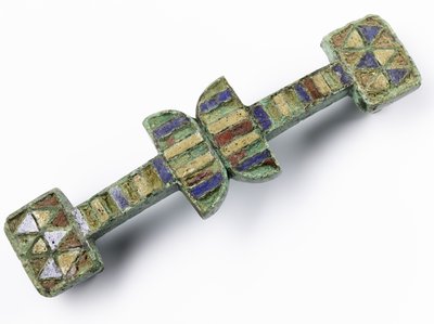 Riemenverbindung mit rotem, blauem und gelbem Email, aus der römischen Legionärsfestung in Inchtuthil, Caputh, Perthshire von Roman Roman