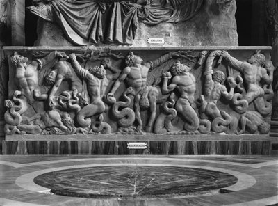 Die Giganten, Detail eines Reliefs, das Ariane und eine Gigantomachie darstellt (Marmor) von Roman Roman