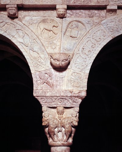 Detail des Lammes Gottes und Symbol des Evangelisten Lukas, geschnitzt auf der Tribüne des Priorats von Romanesque