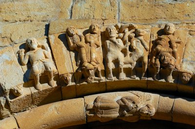 Fassade der Kirche Santa Maria de Covet, Isona, Spanien (Detail) von Romanesque