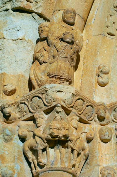Fassade der Kirche Santa Maria de Covet, Isona, Spanien (Detail eines Kapitells) von Romanesque