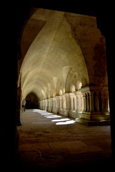 Romanische Architektur: Galerie des Kreuzgangs der Zisterzienserabtei von Fontenay, Burgund von Romanesque