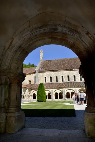 Romanische Architektur: Blick auf den Kreuzgang und die Gebäude der Zisterzienserabtei von Fontenay, Burgund von Romanesque
