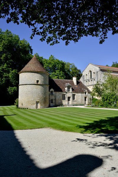 Romanische Architektur: Blick auf das Taubenhaus und die Hundehütte der Zisterzienserabtei von Fontenay, Burgund von Romanesque