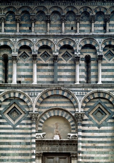 Romanische Kunst: Detail der polychromen Fassade von Romanesque