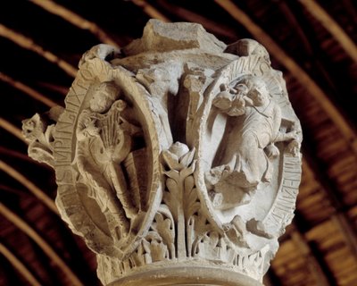 Töne des gregorianischen Gesangs: der dritte (Leidenschaft und Auferstehung Christi) und Tintinrektion Christi (rechts), Kapitell des Chors (Skulptur) von Romanesque