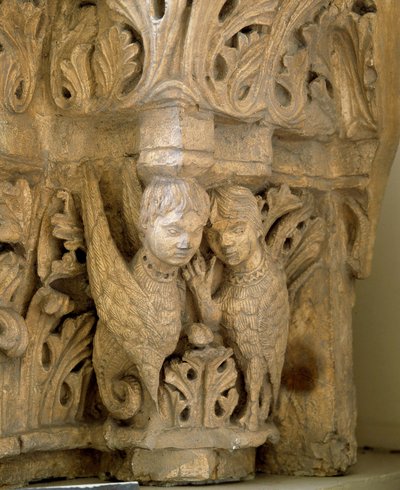 Dekor mit Sirenen und Vögeln nach dem Modell der Kirche Saint Loup de Naud von Romanesque