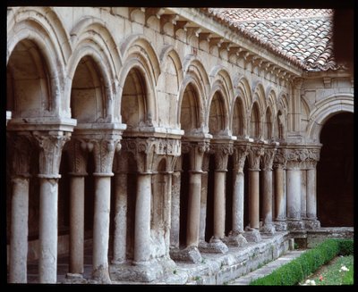 Blick auf den Kreuzgang des Königlichen Klosters von Las Huelgas de Burgos von Romanesque