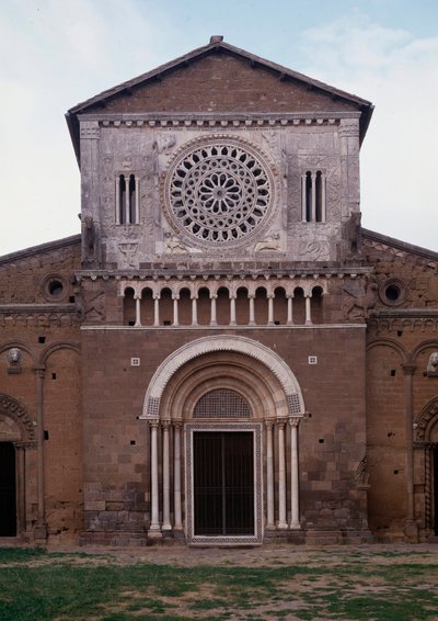 Ansicht der Fassade der Kirche San Pietro (ca. 1250, restauriert 1870) Tuscania, Italien von Romanesque