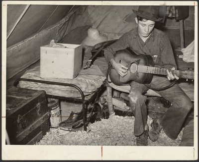 Weißer Wanderarbeiter als Erdbeerpflücker auf einem Bett im Zelt nahe Hammond, Louisiana von Russell Lee