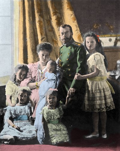 Familienporträt von Zar Nikolaus II. (1868-1918) von Russland - Fotografie um 1904-1905 von Russian Photographer