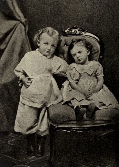 Lenin im Alter von vier Jahren und seine Schwester Olga, Simbirsk von Russian Photographer
