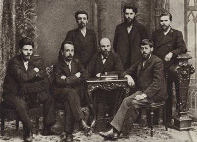 Lenin mit einer Gruppe von Mitgliedern der St. Petersburger Liga für den Kampf um die Befreiung der Arbeiterklasse, St. Petersburg, Februar 1897 von Russian Photographer
