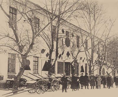 Malevich und Schüler der Kunstschule dekorieren die Weißen Kasernen in Witebsk, Dezember 1919 von Russian Photographer