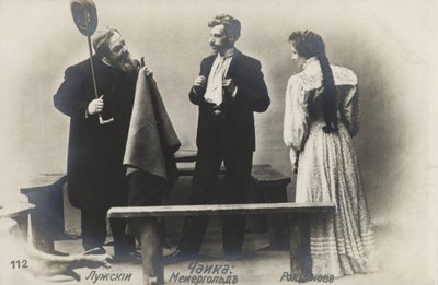 Russischer Schauspieler Wsewolod Meyerhold (Mitte) in der Rolle des Treplev in der Produktion von Anton Tschechows Die Möwe des Moskauer Künstlertheaters, 1898 von Russian Photographer