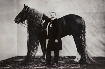 Russischer Zirkusartist Akim Nikitin mit einem Pferd von Russian Photographer