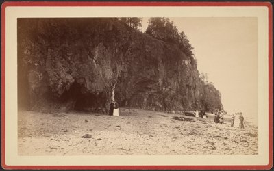 Gruppe von Menschen am Ufer in der Nähe von Klippen, möglicherweise am Mt. Desert, Maine von S.R. Stoddard