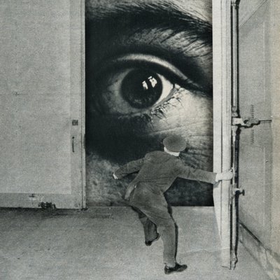 Surrealer Blick Jenseits Der Tür von Sammy Slabbinck