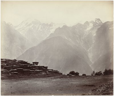 Blick auf Chini mit dem Himalaya im Hintergrund von Samuel Bourne (attributed to)