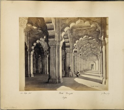 Agra; Inneres der Motee Musjid mit den sarazenischen Bögen und Säulen aus Marmor von Samuel Bourne