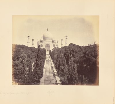 Agra: Das Taj Mahal und der Garten, vom Eingangstor aus gesehen von Samuel Bourne