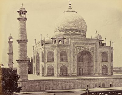 Agra; das Taj Mahal von der Ecke des Innenhofs aus von Samuel Bourne