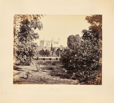 Cawnpore; der Gedenkbrunnen, von Süden durch Bäume gesehen von Samuel Bourne