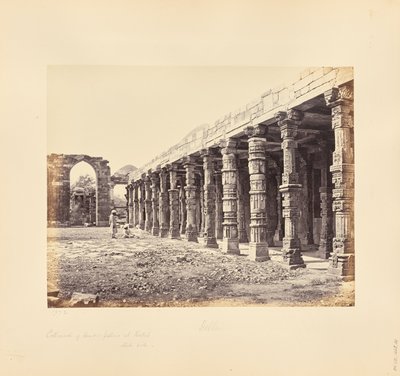 Delhi; Kolonnade aus hinduistischen Säulen am Qutb Minar, Nordseite von Samuel Bourne