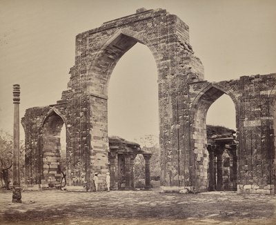 Delhi. Großer Torbogen und Eiserne Säule nahe dem Qutb Minar, Ruine von Alt-Delhi von Samuel Bourne