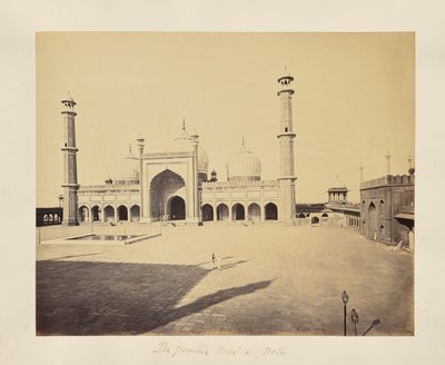 Delhi; die Jama Masjid, die Moschee und der Innenhof von Samuel Bourne
